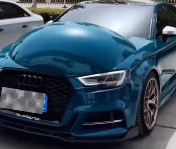 Xe Audi cũng bị phồng. Ảnh: Jennifer Zeng.