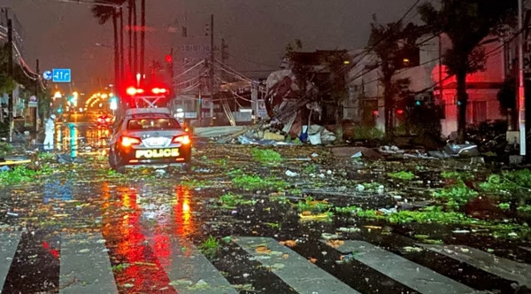 Một chiếc xe cảnh sát đi giữa đường phố bừa bãi do ảnh hưởng của bão Shanshan ở thành phố Miyazaki (Nhật Bản) vào hôm nay, 29/8. Ảnh: Tomokichi/ X via Reuters. Một chiếc xe cảnh sát đi giữa đường phố bừa bãi do ảnh hưởng của bão Shanshan ở thành phố Miyazaki (Nhật Bản) vào hôm nay, 29/8. Ảnh: Tomokichi/ X via Reuters.