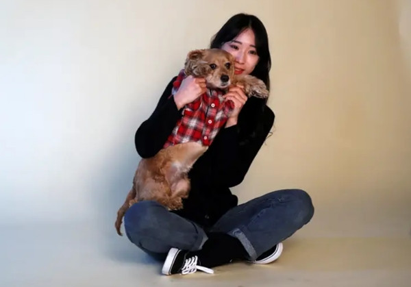 Rất nhiều người trẻ Hàn Quốc yêu chó cưng, từ lâu cũng không ăn thịt chó. Ảnh: Kim Hong-Ji/ Reuters.