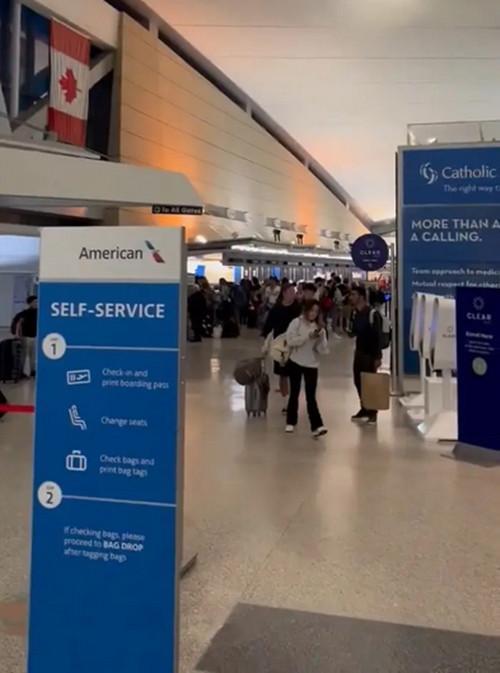 Hành khách ở Sân bay Quốc tế Buffalo Niagara (New York, Mỹ) chưa thể đi đâu do có sự gián đoạn kỹ thuật/ công nghệ. Ảnh: Joemommadawg. Hành khách ở Sân bay Quốc tế Buffalo Niagara (New York, Mỹ) chưa thể đi đâu do có sự gián đoạn kỹ thuật/ công nghệ. Ảnh: Joemommadawg.