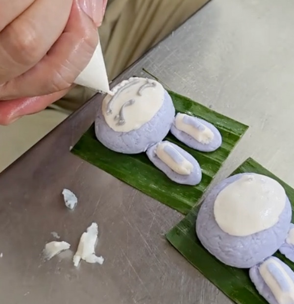 Có tiệm bánh ở Singapore làm bánh hình Labubu để bán (nhưng đã dừng sau thông báo của Pop Mart). Ảnh: Jixiangkueh.