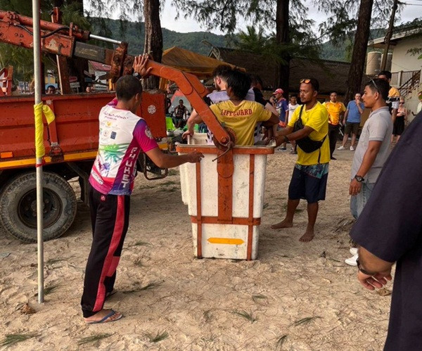 Du khách được đưa xuống đát bằng cần cầu. Ảnh: Today Online. Du khách được đưa xuống đát bằng cần cầu. Ảnh: Today Online.