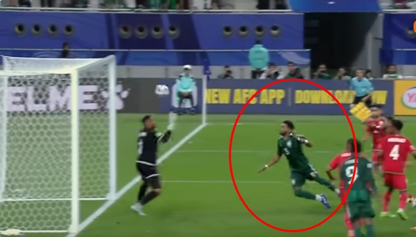 Nhiều trang thể thao và khán giả cho rằng chính cầu thủ ghi bàn cũng việt vị. Ảnh: FPT Play. Nhiều trang thể thao và khán giả cho rằng chính cầu thủ ghi bàn cũng việt vị. Ảnh: FPT Play.