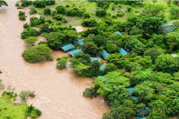 Nước ngập mênh mông do mưa kéo dài ở Hạt Narok (Kenya), ảnh chụp đầu tháng 5. Ảnh: Bobby Neptune/ AP. Nước ngập mênh mông do mưa kéo dài ở Hạt Narok (Kenya), ảnh chụp đầu tháng 5. Ảnh: Bobby Neptune/ AP.