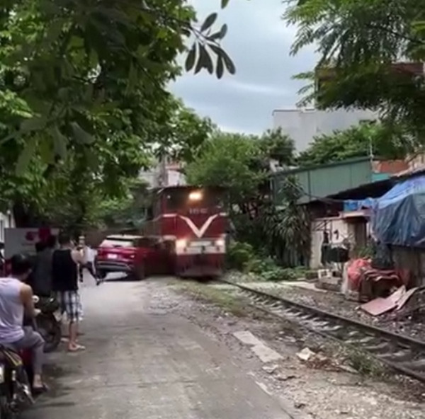Đoàn tàu không thể phanh kịp, đã va vào ô tô đang đỗ. Ảnh: MS News.