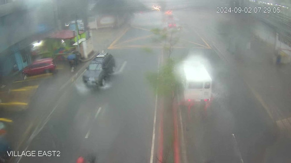 Mưa lớn mờ mịt ở tỉnh Rizal (Philippines) vào sáng nay do bão Yagi. Ảnh: Thị trưởng Elen Nieto/ Inquirer.