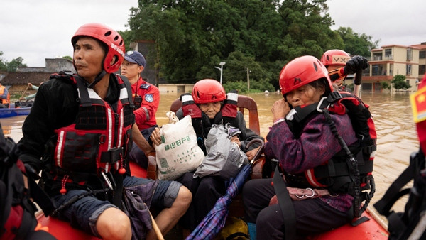 Người dân ở Quảng Đông (Trung Quốc) được nhân viên cứu hộ trợ giúp trong tình cảnh nước ngập mênh mông. Ảnh: Reuters. Người dân ở Quảng Đông (Trung Quốc) được nhân viên cứu hộ trợ giúp trong tình cảnh nước ngập mênh mông. Ảnh: Reuters.