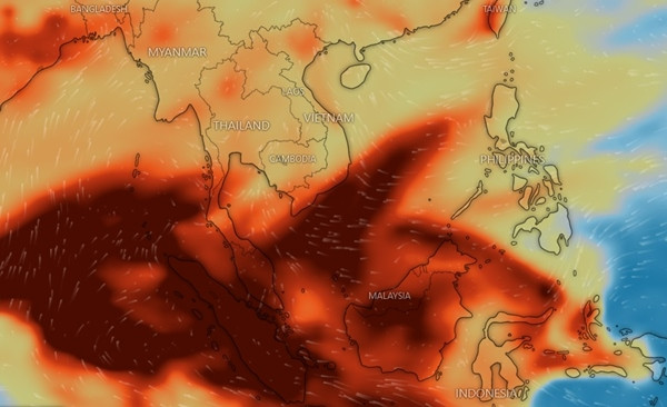 Khí SO2 từ núi lửa Ruang ở Indonesia đã lan xa theo chiều gió, sáng nay (3/5) đến sát miền Nam nước ta (màu cam đỏ càng đậm là lượng khí SO2 càng cao). Ảnh: Windy.