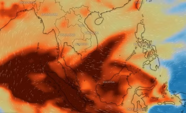 Khí SO2 từ núi lửa Ruang ở Indonesia đã lan xa theo chiều gió, sáng nay (3/5) đến sát miền Nam nước ta (màu cam đỏ càng đậm là lượng khí SO2 càng cao). Ảnh: Windy. Khí SO2 từ núi lửa Ruang ở Indonesia đã lan xa theo chiều gió, sáng nay (3/5) đến sát miền Nam nước ta (màu cam đỏ càng đậm là lượng khí SO2 càng cao). Ảnh: Windy.