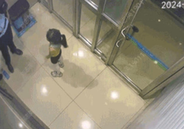 Cảnh sát tới đón bé gái ở buồng máy ATM và đưa bé về với gia đình. Ảnh: QQ. Cảnh sát tới đón bé gái ở buồng máy ATM và đưa bé về với gia đình. Ảnh: QQ.