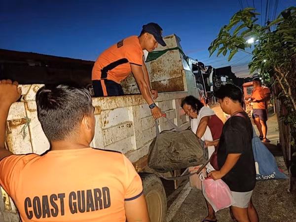 Lực lượng Phòng vệ Biển Philippines (PCG) giúp người dân ở tỉnh Catanduanes sơ tán vào ngày 15/11 để tránh siêu bão Man-yi. Ảnh: PCG via AFP.