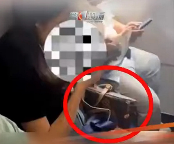 Nữ hành khách vẫn để túi LV bên cạnh và ngồi chơi điện thoại, mặc kệ tiếp viên muốn nói gì thì nói. Ảnh: AsiaWire. Nữ hành khách vẫn để túi LV bên cạnh và ngồi chơi điện thoại, mặc kệ tiếp viên muốn nói gì thì nói. Ảnh: AsiaWire.