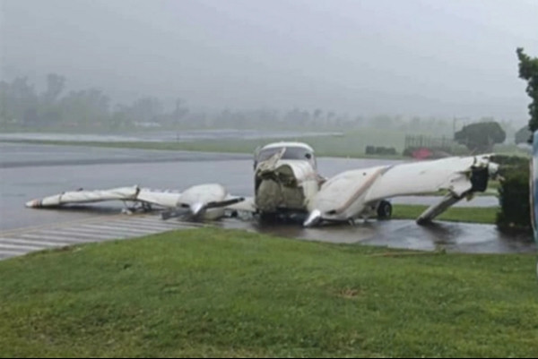 Một chiếc máy bay bị bão Krathon phá hỏng ở sân bay Basco (tỉnh Batanes, phía Bắc Philippines). Ảnh chụp ngày 30/9. Ảnh: Cơ quan Hàng không Dân dụng Philippines/ AP. Một chiếc máy bay bị bão Krathon phá hỏng ở sân bay Basco (tỉnh Batanes, phía Bắc Philippines). Ảnh chụp ngày 30/9. Ảnh: Cơ quan Hàng không Dân dụng Philippines/ AP.