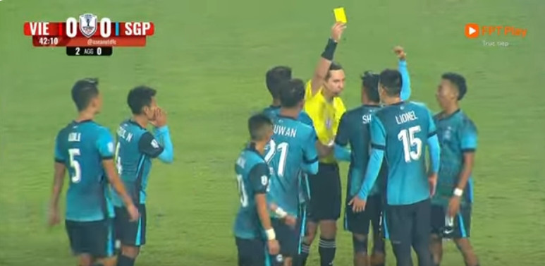 Trọng tài hủy thẻ đỏ và hạ mức phạt xuống thành thẻ vàng. Ảnh: YouTube. Trọng tài hủy thẻ đỏ và hạ mức phạt xuống thành thẻ vàng. Ảnh: YouTube.