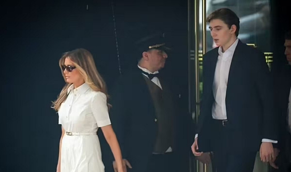 Cả bà Melania và con trai Barron đều không phải là mẫu người thích ăn mặc "xuề xòa" khi ra ngoài. Ảnh: Daily Mail. Cả bà Melania và con trai Barron đều không phải là mẫu người thích ăn mặc "xuề xòa" khi ra ngoài. Ảnh: Daily Mail.