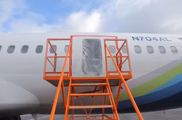 Thân máy bay hổng ra một khoảng thế này khi đang bay ở độ cao gần 5.000 mét - thật khó tưởng tượng là hành khách đã sợ hãi đến mức nào. Ảnh: NTSB.