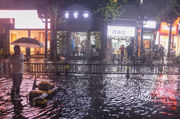 Dông gió mạnh như bão gây mưa lớn, làm ngập đường ở thành phố Nam Xương (tỉnh Giang Tây, Trung Quốc). Ảnh: Reuters.
