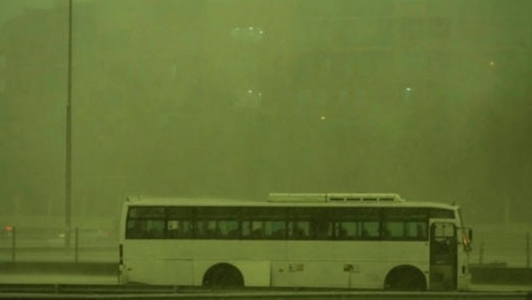 Một chiếc xe bus đứng dưới mưa khi bầu trời biến thành màu xanh lá cây ở Dubai. Ảnh: Hindustan Times. Một chiếc xe bus đứng dưới mưa khi bầu trời biến thành màu xanh lá cây ở Dubai. Ảnh: Hindustan Times.