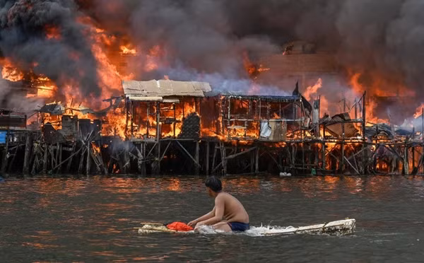 Có những người dân phải vội chạy ra biển để tránh lửa. Ảnh: Jam Sta Rosa/ AFP via Getty Images. Có những người dân phải vội chạy ra biển để tránh lửa. Ảnh: Jam Sta Rosa/ AFP via Getty Images.