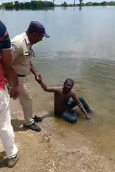 Người đàn ông càu nhàu vì ngủ cũng không yên. Ảnh: Sudhakar Udumala.