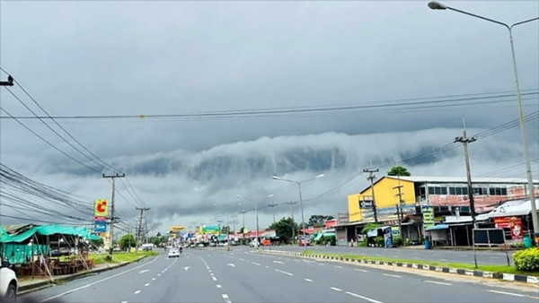 Mây như sóng thần xuất hiện gần đây ở Thái Lan. Ảnh: Pattaya Mail. Mây như sóng thần xuất hiện gần đây ở Thái Lan. Ảnh: Pattaya Mail.