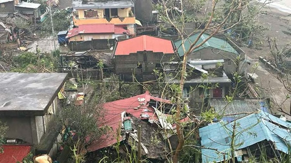 Nhiều nhà cửa ở Philippines bị siêu bão Man-yi tàn phá. Ảnh chụp ngày 17/11. Ảnh: MDRRMO Viga Catanduanes via AP. Nhiều nhà cửa ở Philippines bị siêu bão Man-yi tàn phá. Ảnh chụp ngày 17/11. Ảnh: MDRRMO Viga Catanduanes via AP.