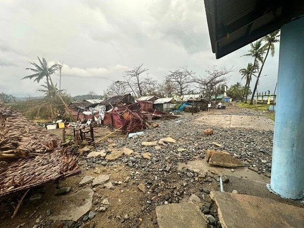 Khung cảnh tan hoang, xơ xác ở nơi siêu bão Man-yi đi qua. Ảnh: Joefran Talaban/ Rappler. Khung cảnh tan hoang, xơ xác ở nơi siêu bão Man-yi đi qua. Ảnh: Joefran Talaban/ Rappler.