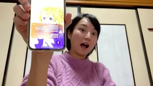 Cô gái ở Nhật đang phát livestream thì nhận được cảnh báo động đất trên điện thoại. Ảnh: X. Cô gái ở Nhật đang phát livestream thì nhận được cảnh báo động đất trên điện thoại. Ảnh: X.