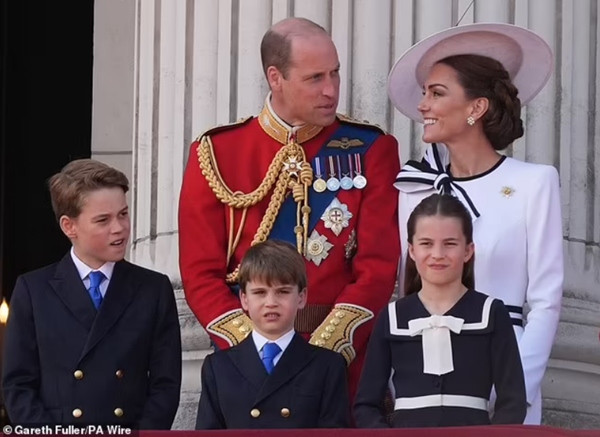 William, Kate và các con trong lễ diễu hành "Trooping the Colour" mừng sinh nhật người đứng đầu Hoàng gia Anh, diễn ra vào cuối tuần vừa rồi. Ảnh: Gareth Fuller/ PA Wire.
