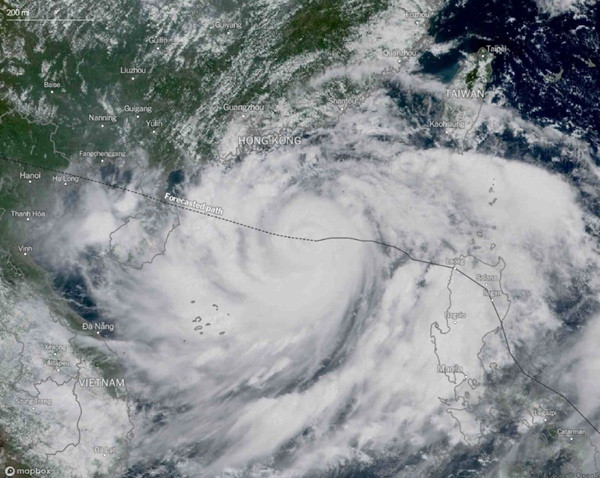Hình ảnh vệ tinh của bão số 3 lúc 10h sáng 5/9. Đường nét đứt là đường đi dự báo của bão. Ảnh: The New York Times. Hình ảnh vệ tinh của bão số 3 lúc 10h sáng 5/9. Đường nét đứt là đường đi dự báo của bão. Ảnh: The New York Times.