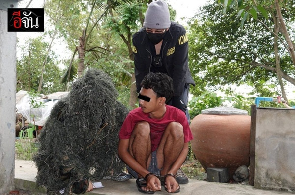 Nghi phạm cũng không tin nổi "đống cỏ" bên cạnh mình là cảnh sát. Ảnh: Ejan.