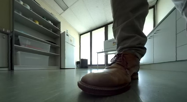 Hình ảnh từ một camera của một con robot hút bụi Ecovacs bị hack. Ảnh: ABC News. Hình ảnh từ một camera của một con robot hút bụi Ecovacs bị hack. Ảnh: ABC News.