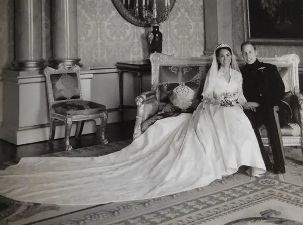 Một ảnh cưới đen trắng khác của William - Kate mà ít người biết đến. Ảnh: Instagram.