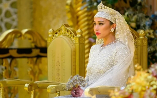 Công chúa Azemah, chị của Hoàng tử Mateen, đã đội chiếc vương miện này trong hôn lễ của cô vào một năm trước. Ảnh: Newmyroyals. Công chúa Azemah, chị của Hoàng tử Mateen, đã đội chiếc vương miện này trong hôn lễ của cô vào một năm trước. Ảnh: Newmyroyals.