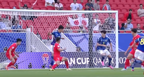 Các cầu thủ ĐT Nhật Bản không tác động vào bóng hay cầu thủ đối phương. Ảnh: AFC. Các cầu thủ ĐT Nhật Bản không tác động vào bóng hay cầu thủ đối phương. Ảnh: AFC.