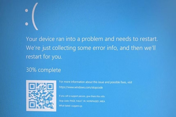 Màn hình báo lỗi mà một số người dùng Windows đang gặp phải vào chiều 19/7. Ảnh: The Straits Times. Màn hình báo lỗi mà một số người dùng Windows đang gặp phải vào chiều 19/7. Ảnh: The Straits Times.