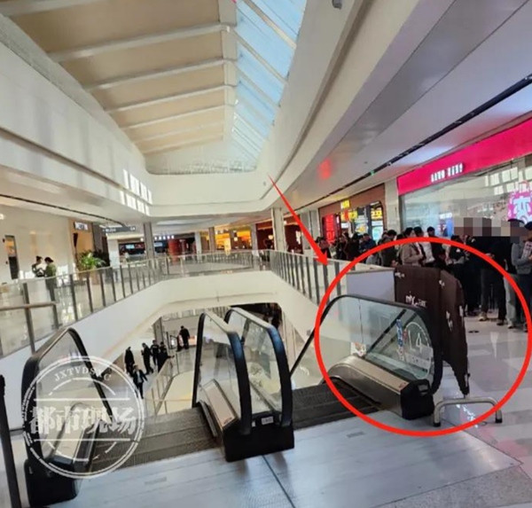 Vị trí mà cô gái đứng dựa vào và bị ngã sau đó được chắn lại, còn trung tâm thương mại trở lại hoạt động bình thường. Ảnh: Sina News. Vị trí mà cô gái đứng dựa vào và bị ngã sau đó được chắn lại, còn trung tâm thương mại trở lại hoạt động bình thường. Ảnh: Sina News.