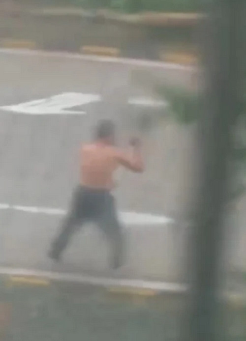 Một người đàn ông đi ra đường và tập võ giữa lúc bão Yagi đổ bộ đảo Hải Nam (Trung Quốc). Ảnh: J/ Douyin.