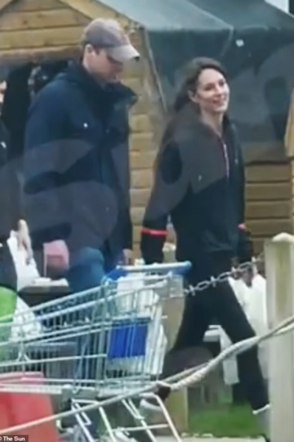 Vợ chồng William - Kate được trông thấy đi mua sắm. Ảnh: The Sun.