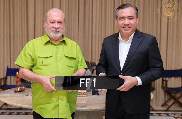 Quốc vương Malaysia (trái) khi nhận biển số FF1. Ảnh: Instagram.