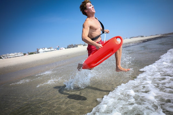 Một nhân viên cứu hộ đang chạy xuống vùng nước lạnh tại Bờ biển Jersey để luyện tập. Ảnh: Andrew Mills/ NJ Advance Media for NJ.com. Một nhân viên cứu hộ đang chạy xuống vùng nước lạnh tại Bờ biển Jersey để luyện tập. Ảnh: Andrew Mills/ NJ Advance Media for NJ.com.