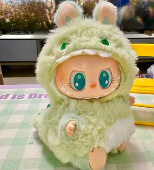 Búp bê Labubu được tung trong tiệc cưới. Ảnh: Zina Ng. Búp bê Labubu được tung trong tiệc cưới. Ảnh: Zina Ng.