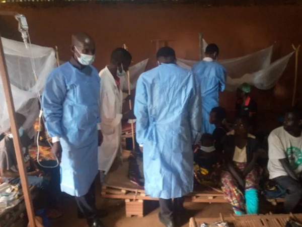 Các chuyên gia y tế đang lấy mẫu từ người bệnh ở Panzi (Congo). Ảnh: Al Jazeera. Các chuyên gia y tế đang lấy mẫu từ người bệnh ở Panzi (Congo). Ảnh: Al Jazeera.