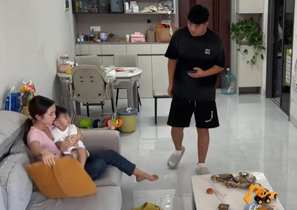 Cả gia đình đều không hiểu chuyện gì xảy ra với hộp bánh trung thu. Ảnh: Today Online. Cả gia đình đều không hiểu chuyện gì xảy ra với hộp bánh trung thu. Ảnh: Today Online.