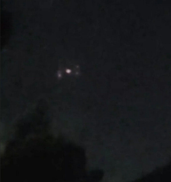 "UFO" này có hình thù kỳ lạ và đứng yên giữa trời. Ảnh: RTL.