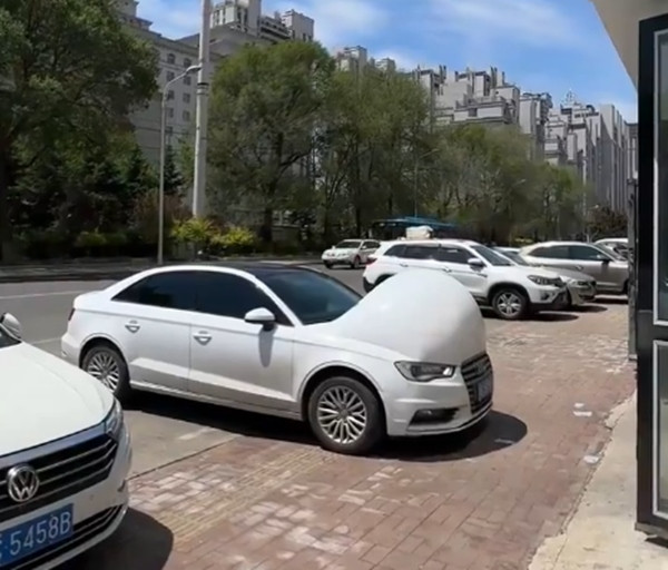 Xe bị phồng trông khá khó coi. Ảnh: Jennifer Zeng.