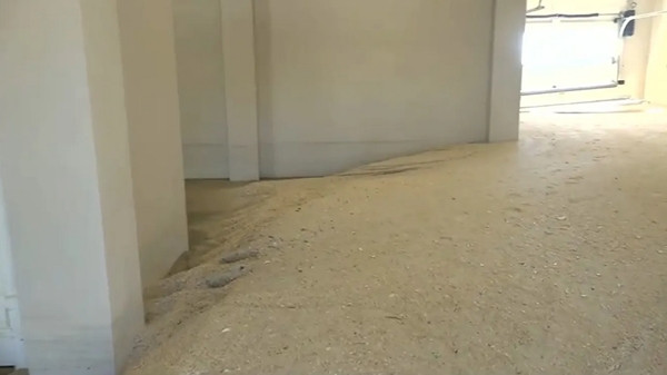 Cát tràn ngập trong một ngôi nhà ở bang Florida (Mỹ). Ảnh: Brandy Campbell. Cát tràn ngập trong một ngôi nhà ở bang Florida (Mỹ). Ảnh: Brandy Campbell.