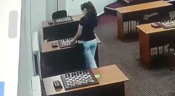 Abakarova lúi húi ở chỗ một bàn cờ trong phòng thi đấu. Ảnh: Mash/ Chess. Abakarova lúi húi ở chỗ một bàn cờ trong phòng thi đấu. Ảnh: Mash/ Chess.