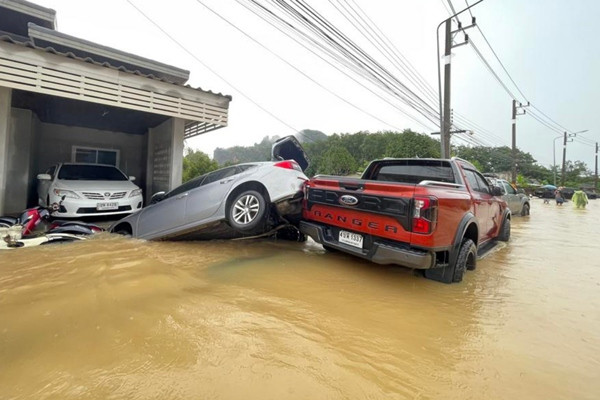 Ô tô ngâm trong nước lụt ở tỉnh Yala (Thái Lan), ngày 3/12. Ảnh: Xinhua.