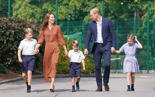 William - Kate luôn nói rằng họ vô cùng coi trọng công việc của Hoàng gia, nhưng các con luôn là ưu tiên hàng đầu. Ảnh: Jonathan Brady/ Getty. William - Kate luôn nói rằng họ vô cùng coi trọng công việc của Hoàng gia, nhưng các con luôn là ưu tiên hàng đầu. Ảnh: Jonathan Brady/ Getty.